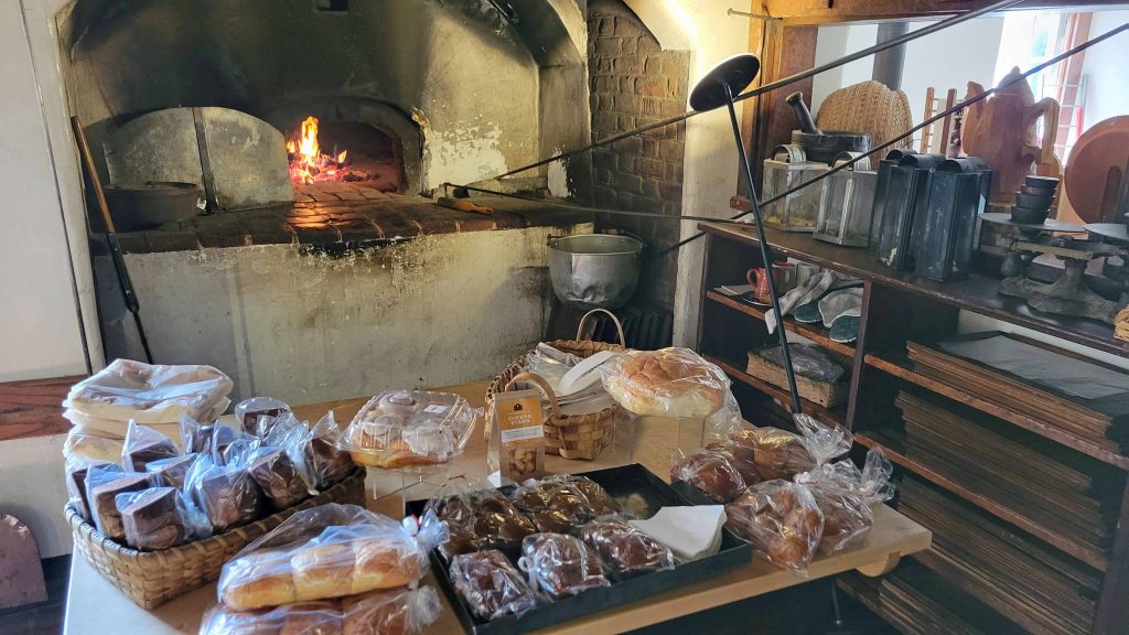 sing orginal Moravian recipes, the Winkler Bakery dating back to 1807 in Old Salem, NC still makes Sugar Cakes and Lovefeast Buns along with a complete selection of other baked goods.